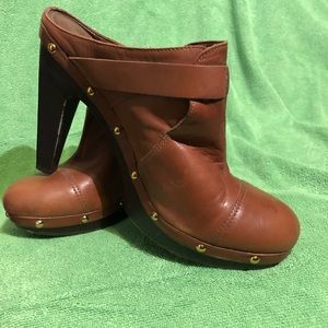 BCBG SOFT LEATHER CLOGS W WOODEN HEELS